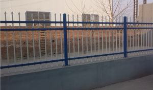 Clôture de jardin en acier galvanisé thermolaqué de haute qualité, panneau de clôture en acier à 4 rails, type <span class=keywords><strong>piquet</strong></span>, en <span class=keywords><strong>fer</strong></span> forgé - Product Image 4