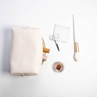 Sac fourre-tout tendance en Tyvek recyclé, conçu sur mesure avec poignées, pour cosmétiques, personnalisable avec logo, taille, couleur et motif.