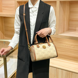 <span class=keywords><strong>Sac</strong></span> <span class=keywords><strong>bandoulière</strong></span> portable haut de gamme 2026 pour femme, <span class=keywords><strong>sac</strong></span> Boston en forme d'oreiller en PU avec chaîne décorative, fermeture éclair, imperméable en polyester - Product Image 2