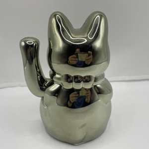 แมวกวักนำโชคเคลือบเงินขนาด 15 ซม. รุ่นใหม่ปี 2024 ใช้พลังงานจากแบตเตอรี่ ผลิตจากพลาสติก ดีไซน์ตามหลักฮวงจุ้ย ยี่ห้อ King Need - Product Image 3