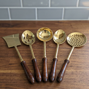Ensemble de 5 louches de cuisine traditionnelles en laiton |   35,5 cm de long |   Tête en laiton doré avec manche en bois |   Cuisine durable faite à la main - Product Image 2