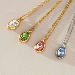 Collana con Pendente Esagonale in Vetro Blu Placcato Oro 18K in Acciaio Inossidabile, con Bordo Incassato, Irregolare e Martellato, Regalo Quotidiano per Donna - Vendita all'Ingrosso - Product Image 4