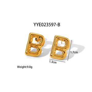 Amiee Jewelry Factory Venta al por mayor 18K Chapado en oro de acero inoxidable Chic Letter Pendientes de botón con inicial para <span class=keywords><strong>mujer</strong></span> - Product Image 3
