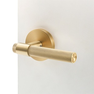 MAXERY Poignée de porte moderne de luxe en laiton massif pour portes américaines/européennes Poignée de porte intérieure moletée élégante Installation simple - Product Image 4