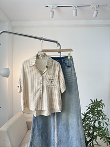 Camisa a Rayas de Manga Corta A505, Tela Suave y Fresca de Mezcla de Seda Coreana con Bolsillo Bordado, Blusa Holgada con Bolsillo, Top de Verano - Product Image 4