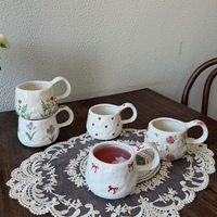 2025 Mug Kopi Keramik Desain Bunga Tidak Beraturan Lukisan Tangan Baru Penjualan Panas Keramik Buatan Tangan Kreatif