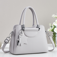 Sac fourre-tout structuré en cuir PU imperméable de couleur unie pour femme avec fermeture éclair, poignée supérieure et breloque étoile, bandoulière