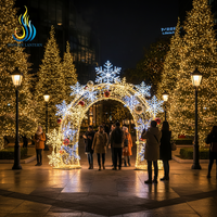 Anpassbare Größe Weihnachtsbogen LED-Lichtskulptur Handgefertigter Metallrahmen Festlaterne für Freizeitpark-Dekoration