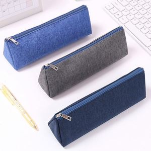 Étui à crayons triangulaire personnalisé imprimé avec fermeture éclair longue et doublure en polyester à motif de dessin animé - Product Image 1