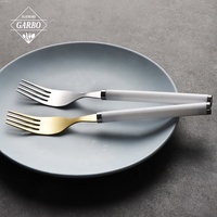 Couverts en or bon marché pour restaurant avec manche en acrylique blanc Fourchette à dîner Cuillère Couteau Designer de luxe Ensemble de couverts en acier inoxydable