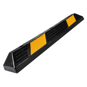 Butée de roue en caoutchouc essentielle et durable pour camions, utilisation sur route, haute visibilité - Product Image 1