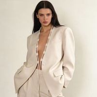 Costume deux pièces formel pour femme, silhouette ample et décontractée, dégageant une présence décontractée