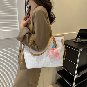 Bolso de Hombro Grande de Estilo Coreano con Cierre de Cremallera y Colgante de PU para Mujer, Nuevo Modelo <span class=keywords><strong>2023</strong></span>, Informal, Simple, de Color Sólido, Tipo Tote - Product Image 3