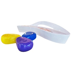 Silla de fibra de vidrio con forma de delfín, blanca, para uso comercial en centros comerciales, hoteles y exteriores. - Product Image 4