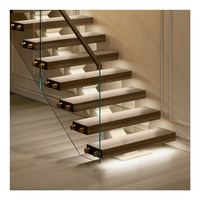 Escalier à poutre monobloc en acier au carbone, marches en bois massif, garde-corps en verre dépoli, escaliers avec revêtement en poudre noire