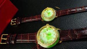 Reloj de lujo de jade verde Hetian con bisel de diamantes, correa de cuero, números romanos, reloj de cuarzo para hombre - Product Image 3
