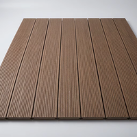 Plancher creux WPC de haute qualité à grain de bois 3D, surface lisse et résistante, idéal pour les espaces de loisirs.