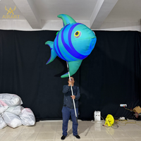 Poupée de poisson de mer gonflable de 2 m de long pour l'ouverture d'un festival de cinéma, accessoire de spectacle