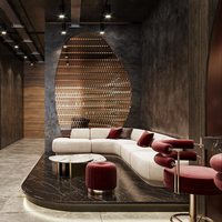 Aménagement clé en main de salon de coiffure de luxe : mobilier sur mesure en bois foncé, marbre et laiton, station de coiffage avec éclairage LED