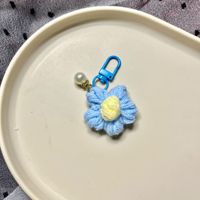 Mengda Lovely Girl Flower Pearl Keychain; Pendentif de sac mignon pour les femmes; Porte-clés ornement suspendu pour voiture.