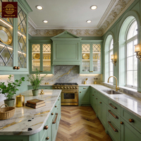 Meubles de cuisine sur mesure de design français, armoires de cuisine de luxe en bois massif vert sauge pour villas et appartements en France et au Royaume-Uni