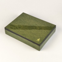 Boîte cadeau en bois de luxe avec placage de bois de palissandre, finition piano haute brillance, doublure blanche, charnière en métal doré, logo personnalisé pour l'emballage de chocolats et de dattes
