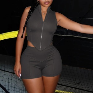 Ensemble 2 pièces personnalisé pour femme : débardeur court zippé classique d'été et short taille haute ajusté sans manches - Product Image 4