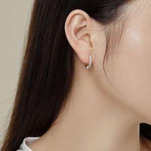 Boucles d'oreilles créoles Dylam Elegance en argent S925 plaqué rhodium, bijoux fins de luxe pour femmes, accessoires de mode, zircone cubique 5A - Product Image 5