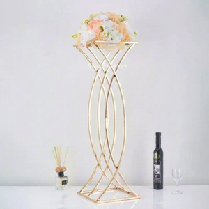 Support floral de mariage en métal doré à double anneau entrelacé, grand vase de centre de table pour allée de mariage, événements et fêtes (OEM/ODM) - Product Image 1