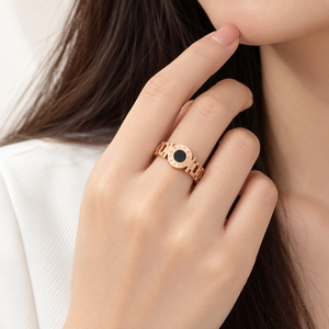 Anillo de Acero Inoxidable con Números Romanos y Baño de Oro Rosa de 14K - Product Image 4