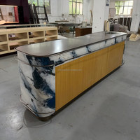 Fabricant de comptoirs de bar en marbre bleu invisible de luxe, sur mesure pour hôtels et restaurants, avec évier intégré et rampe en bronze