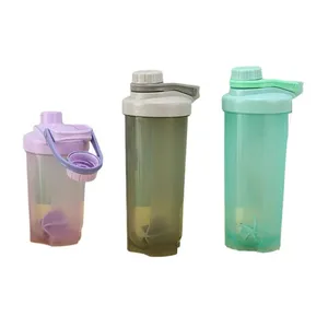 थोक फिटनेस शेकर बोतल स्टिर पीपी बीपीए फ्री प्लास्टिक जिम पानी की बोतल ब्लेंडर जूस मिक्सर प्रोटीन दूध के लिए प्लास्टिक बॉल