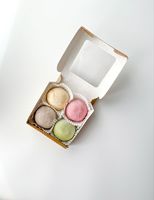 Boîte en carton jetable haut de gamme avec fenêtre transparente pour macarons et sandwichs, emballage avec pelliculage mat et logo personnalisé
