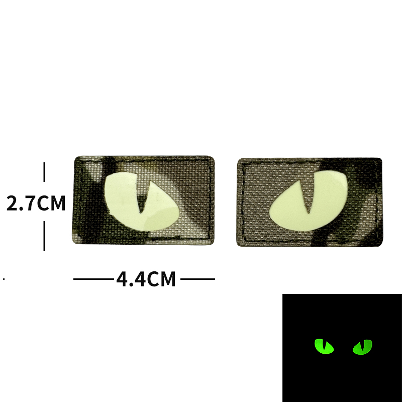 Un paio di occhi di gatto: occhi luminosi con base multicolore