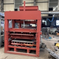 Machine automatique de fabrication de pavés et de bordures en béton QT5-15