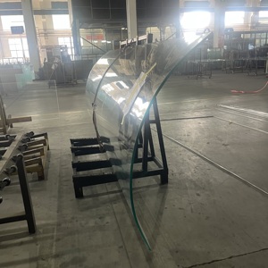 Verre de sécurité incurvé de qualité supérieure et sécurisé, verre trempé thermoformé pour les projets de stores pare-soleil et de murs-rideaux - Product Image 1