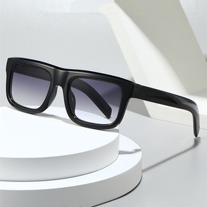 Lunettes de soleil rectangulaires noires rétro tendance 2026 pour hommes et femmes avec logo personnalisé, protection UV400, monture plate carrée - Product Image 2