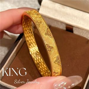 Brazalete de Plata de Ley con Flores y Hilo Dorado, Diseño Calado, Regalo para Mujer - Product Image 1
