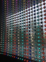 Layar LED Mesh Fleksibel Transparan Outdoor IP66 P62.5/62.5mm 256LEDs/m, Kecerahan Tinggi RGB/RGBW, CRI 90