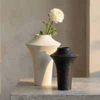 Vase décoratif en céramique noire et blanche de style géométrique sculpté, de luxe, pour la maison et le bureau, vente en gros ARM LVG