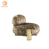 Fauteuil lounge moderne et moelleux avec base texturée en forme de tronc d'arbre, siège d'appoint de style Wabi-Sabi organique pour hôtel boutique et galerie d'art