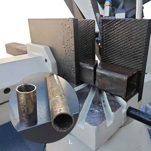 Scie à ruban horizontale industrielle pour la découpe à froid du métal, capable de couper divers profilés et de réaliser des coupes verticales à diverses angles - Product Image 3