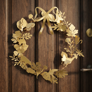 Corona Metálica Dorada con Mariposas y Hojas, Flores Decorativas Hechas a Mano, Estilo Glamuroso, Navidad, Sin Iluminación - Product Image 4