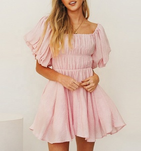 Mini abito da donna con maniche a sbuffo a orlo fluido arricciato all'ingrosso su misura per abbigliamento da donna - Product Image 4