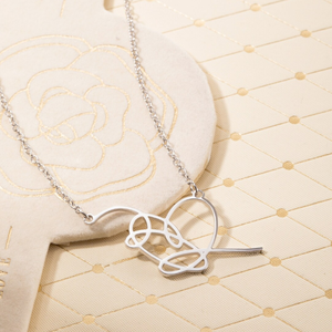 Collana 'Love Yourself' con Cuore in Acciaio Inossidabile Placcato Oro 18k, Gioiello Minimalista K-Pop, Regalo per Lei - Product Image 4
