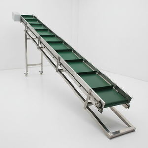 ناقل حزامي عالي الجودة لرفع وتسلق المنحدرات مع جوانب PVC للبضائع السائبة أو المعبأة - Product Image 1