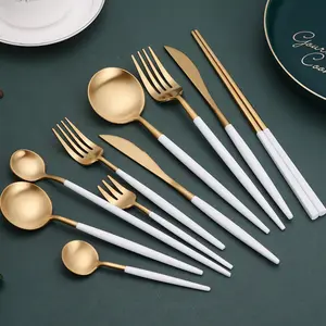 Zwei-Töne-Edelstahl 304 Satin Goldbesteck-Set mit weißem Griff goldener Löffel und Gabeln