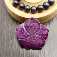 Pendentif Fleur de Plumeria Sculpté à la Main en Nacre Naturelle 46mm, Peinture Violette, Breloques Élégantes en Coquillage pour Bijoux DIY (Terre Ferme)