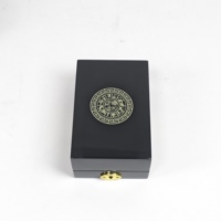 Boîte cadeau en bois laqué piano haute brillance avec doublure en velours, logo personnalisé, fermeture en métal doré pour emballage de souvenirs haut de gamme et de pierres précieuses
