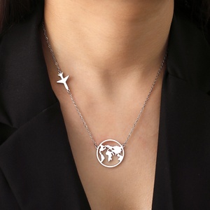 Collier pendentif globe terrestre en acier inoxydable couleur or pour femme, chaîne claviculaire, bijoux de voyage, cadeau d'anniversaire - Product Image 1